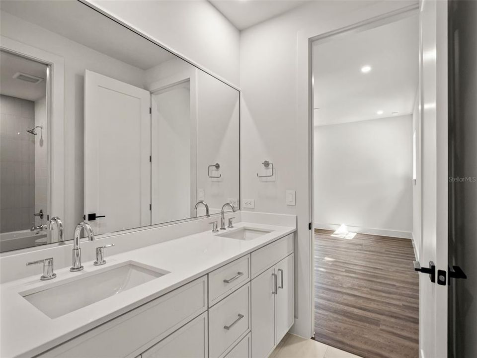 For Sale: $949,000 (3 beds, 3 baths, 2950 Square Feet)