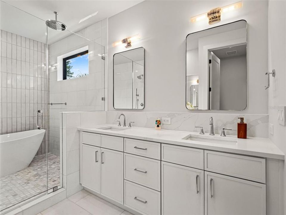 For Sale: $949,000 (3 beds, 3 baths, 2950 Square Feet)