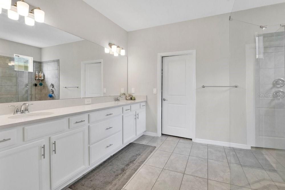 En Venta: $849,999 (5 camas, 4 baños, 3980 Pies cuadrados)