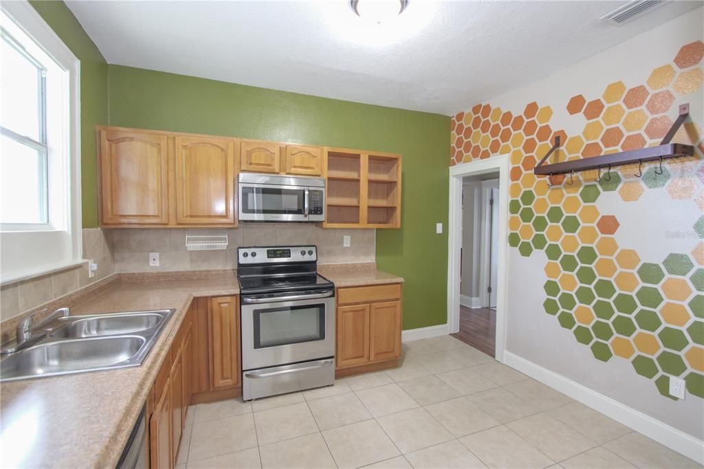 For Sale: $325,000 (3 beds, 1 baths, 912 Square Feet)