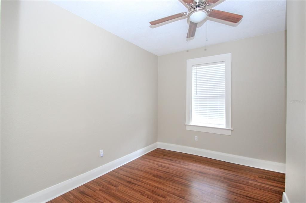 For Sale: $325,000 (3 beds, 1 baths, 912 Square Feet)