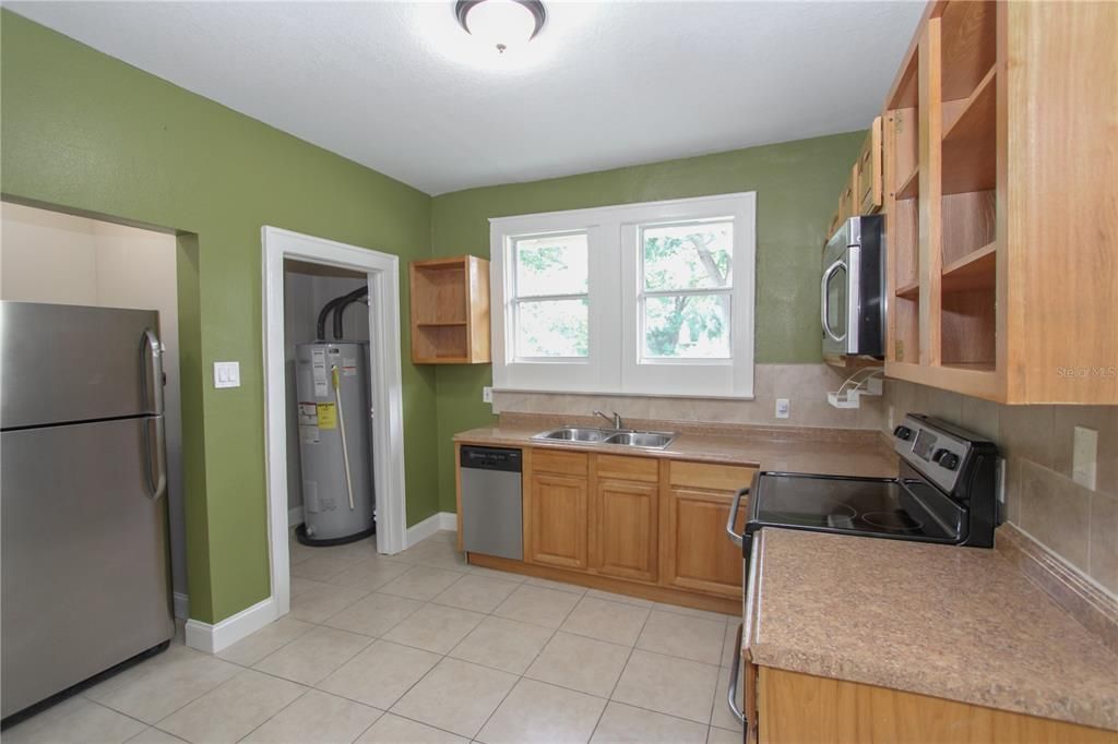 For Sale: $325,000 (3 beds, 1 baths, 912 Square Feet)