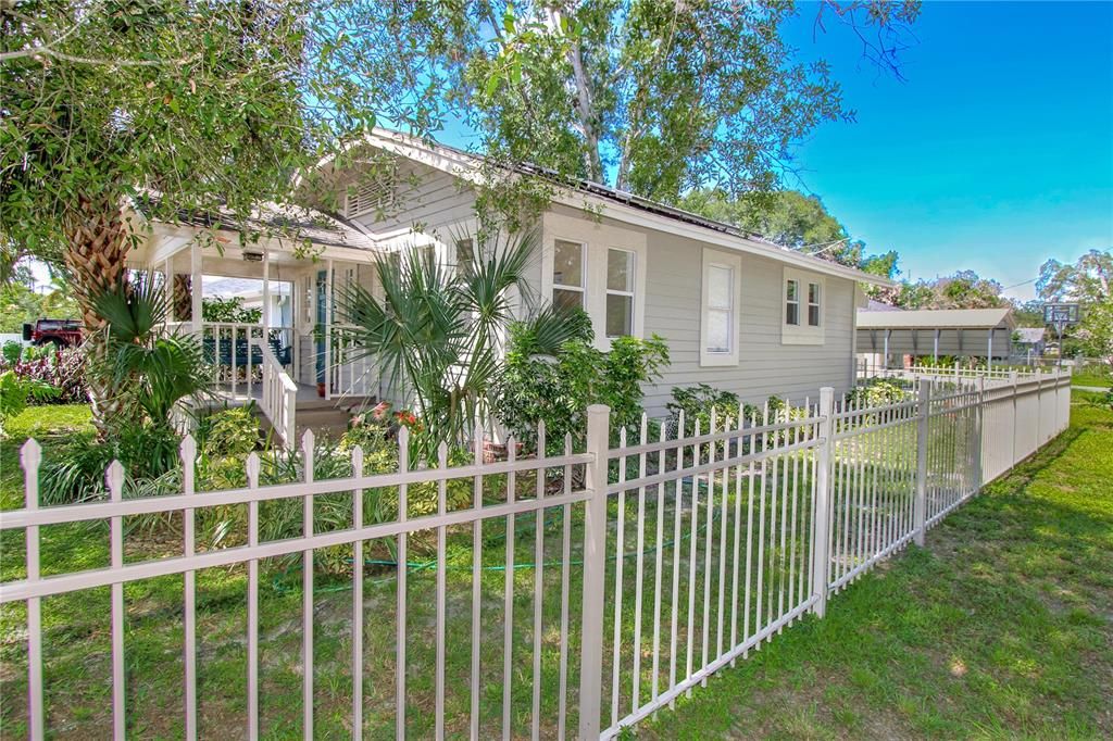 For Sale: $325,000 (3 beds, 1 baths, 912 Square Feet)