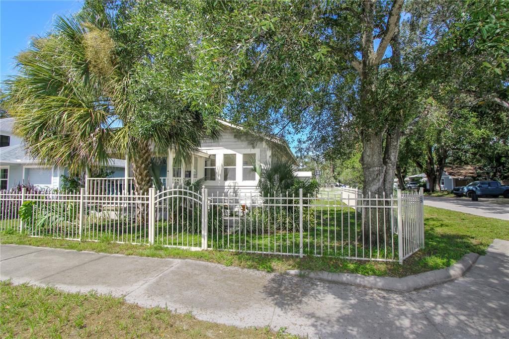 For Sale: $325,000 (3 beds, 1 baths, 912 Square Feet)