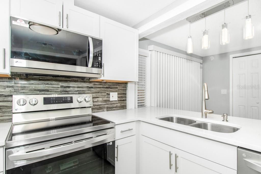 На продажу: $398,000 (3 спален, 2 ванн, 990 Квадратных фут)