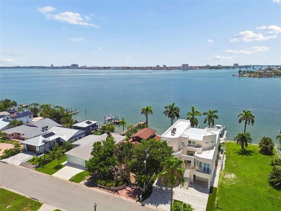 На продажу: $1,450,000 (0.16 acres)