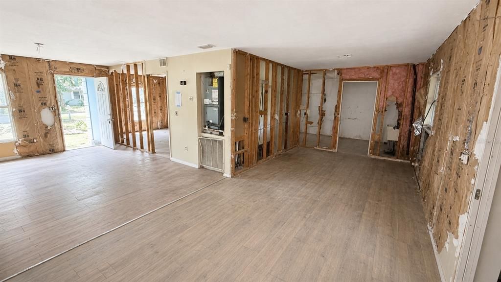 For Sale: $99,900 (3 beds, 2 baths, 1275 Square Feet)