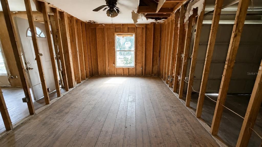 For Sale: $99,900 (3 beds, 2 baths, 1275 Square Feet)