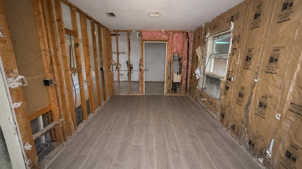For Sale: $99,900 (3 beds, 2 baths, 1275 Square Feet)