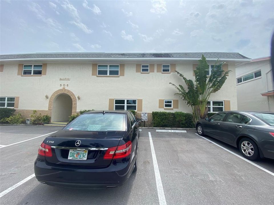 For Rent: $2,100 (2 beds, 1 baths, 842 Square Feet)