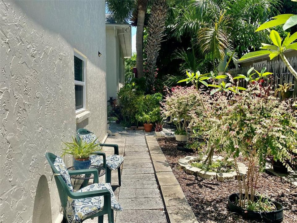 For Rent: $2,100 (2 beds, 1 baths, 842 Square Feet)
