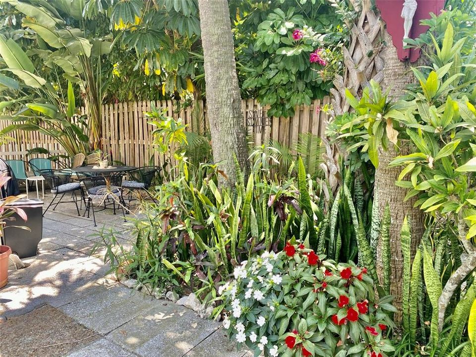 For Rent: $2,100 (2 beds, 1 baths, 842 Square Feet)