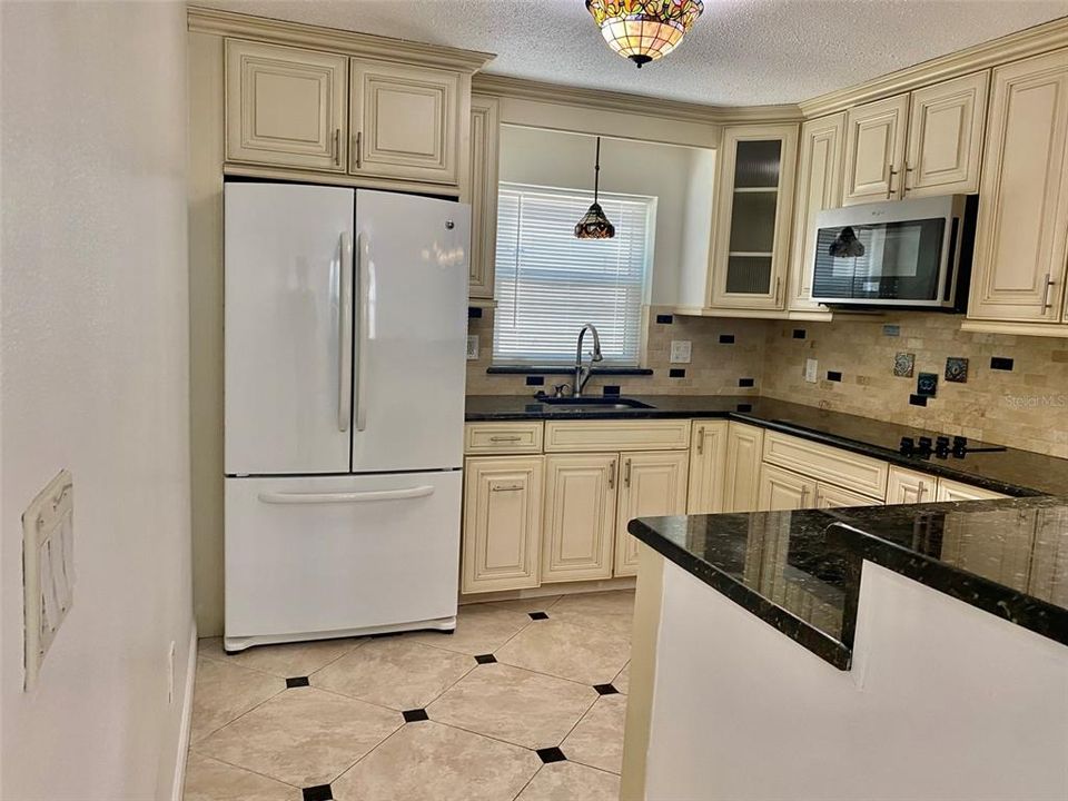 For Rent: $2,100 (2 beds, 1 baths, 842 Square Feet)