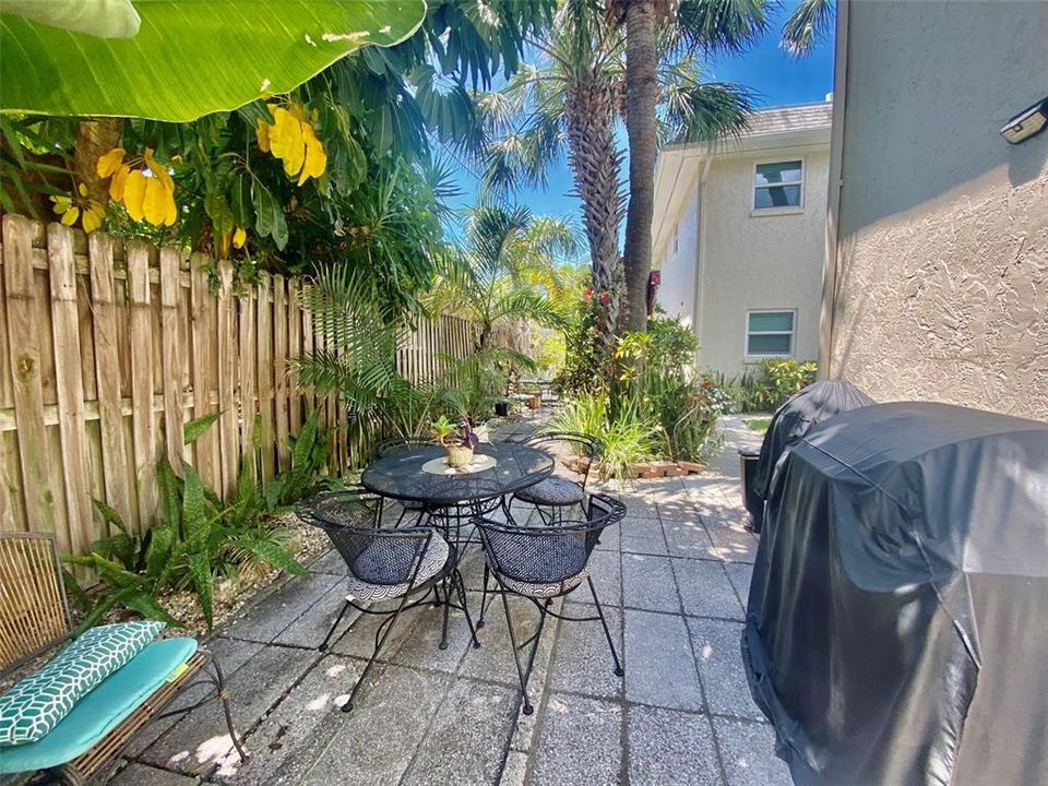 For Rent: $2,100 (2 beds, 1 baths, 842 Square Feet)