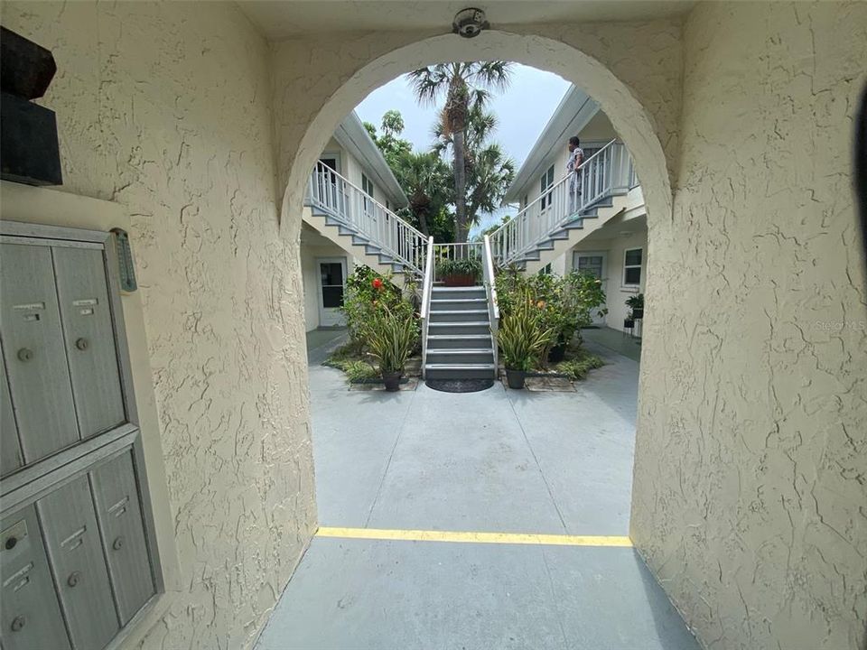 For Rent: $2,100 (2 beds, 1 baths, 842 Square Feet)