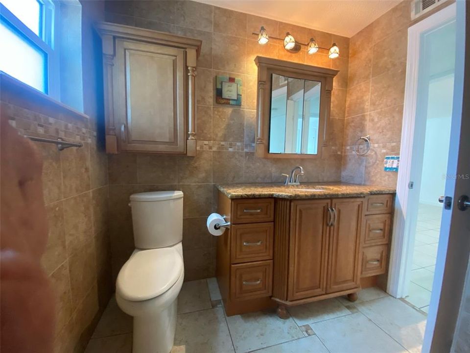 For Rent: $2,100 (2 beds, 1 baths, 842 Square Feet)