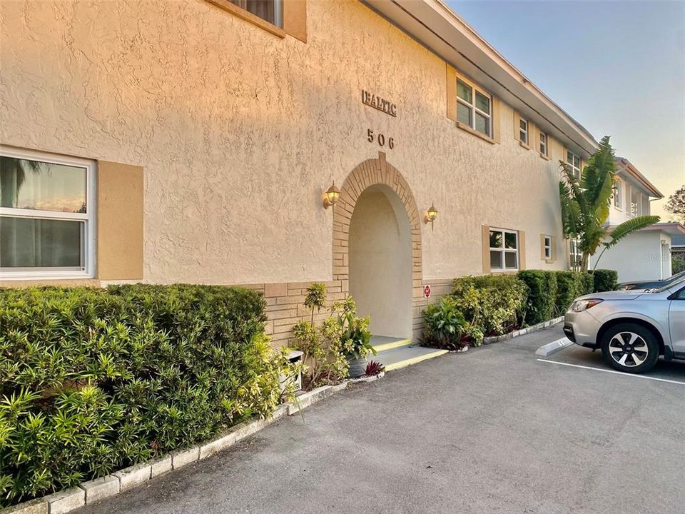 For Rent: $2,100 (2 beds, 1 baths, 842 Square Feet)