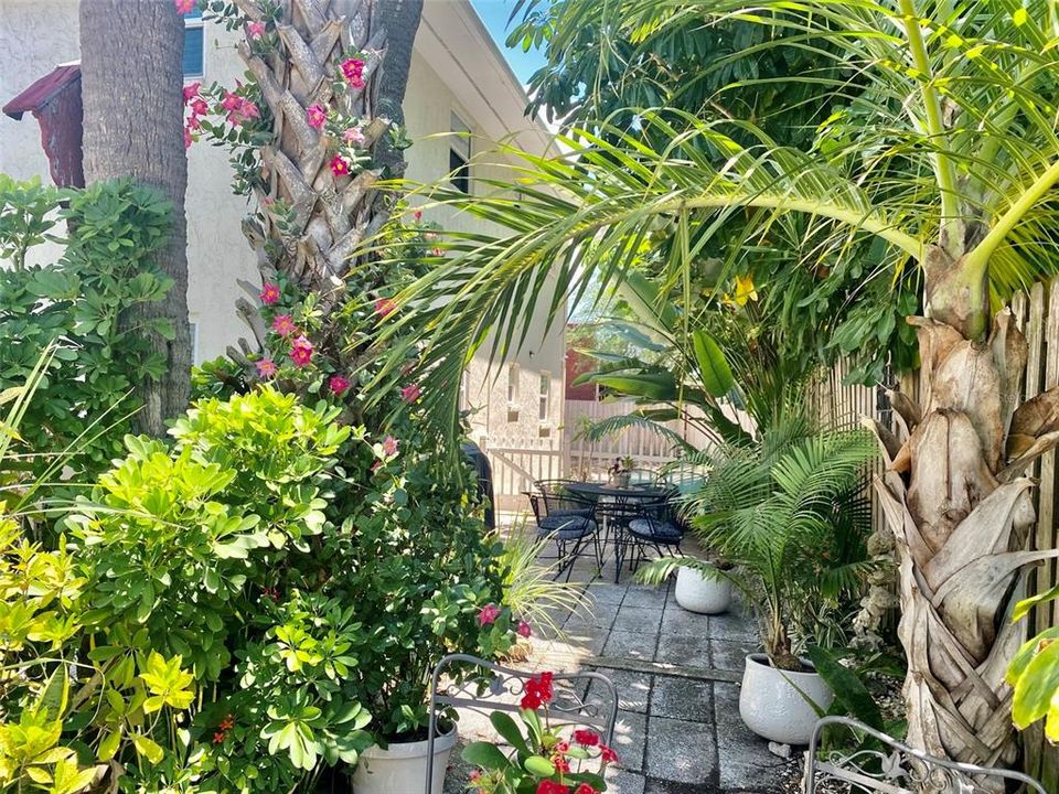 For Rent: $2,100 (2 beds, 1 baths, 842 Square Feet)