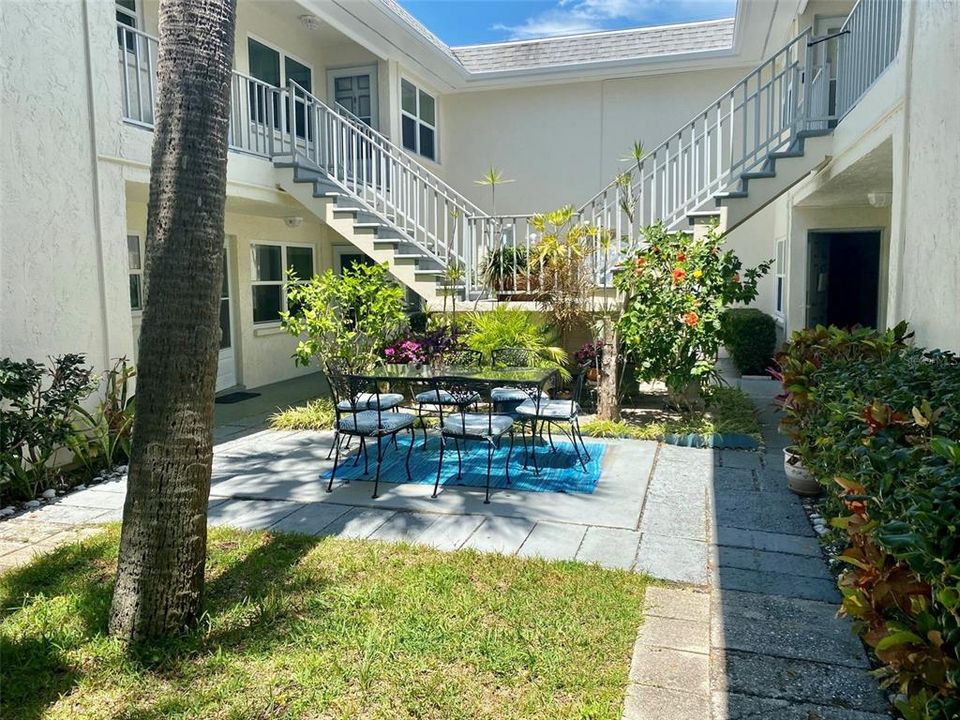 For Rent: $2,100 (2 beds, 1 baths, 842 Square Feet)