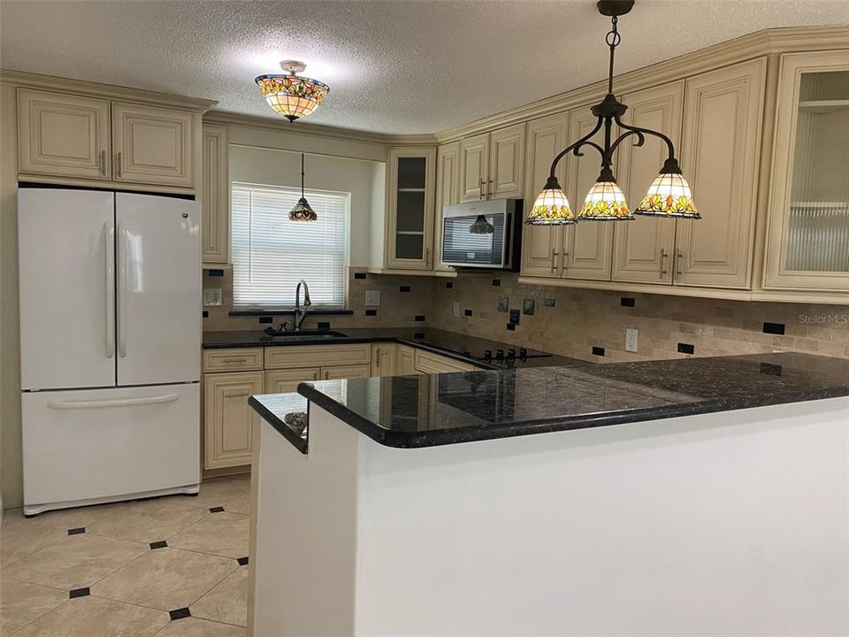 For Rent: $2,100 (2 beds, 1 baths, 842 Square Feet)