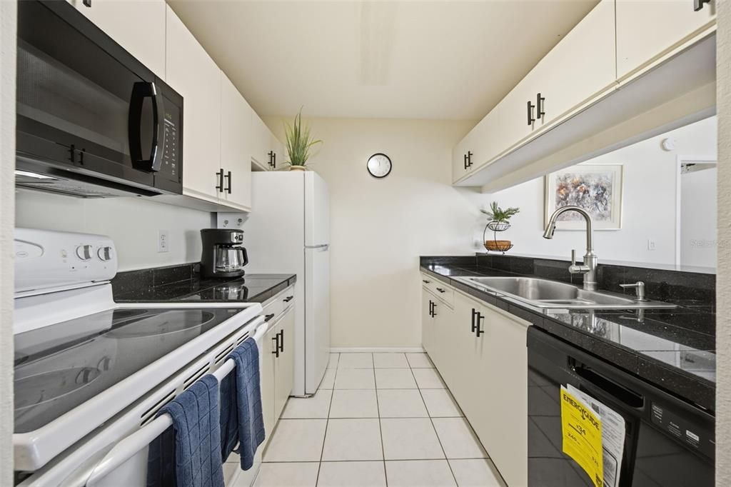 На продажу: $134,999 (2 спален, 2 ванн, 912 Квадратных фут)