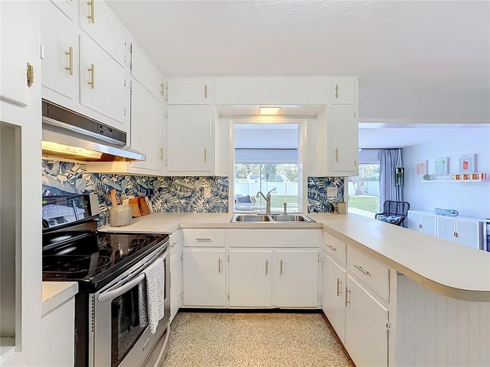 Под контрактом: $459,900 (3 спален, 2 ванн, 1379 Квадратных фут)