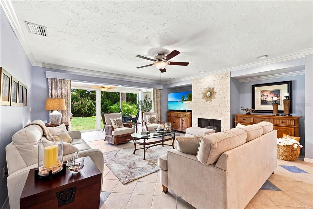 For Sale: $319,000 (2 beds, 2 baths, 1601 Square Feet)