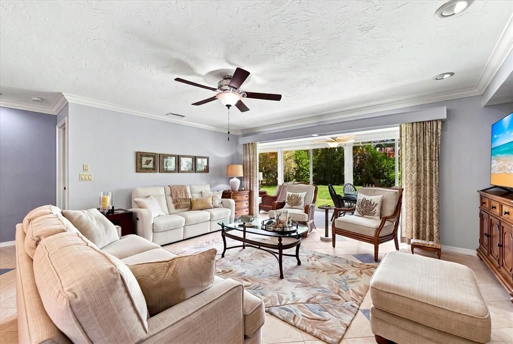 For Sale: $319,000 (2 beds, 2 baths, 1601 Square Feet)