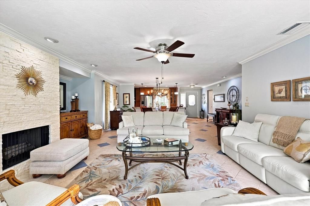 For Sale: $319,000 (2 beds, 2 baths, 1601 Square Feet)