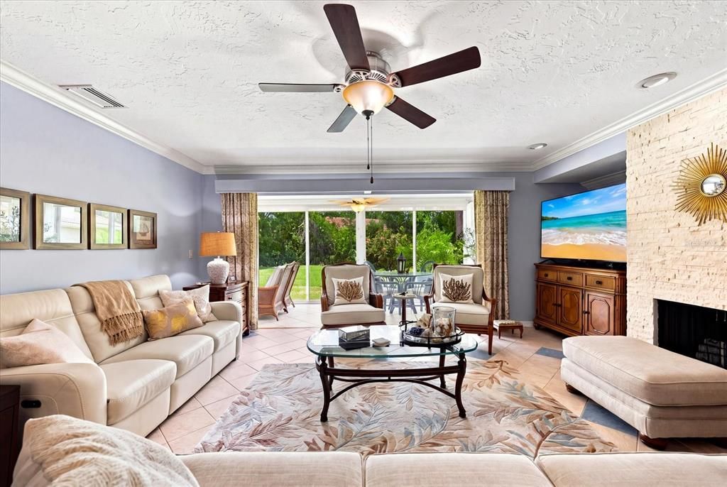 For Sale: $319,000 (2 beds, 2 baths, 1601 Square Feet)