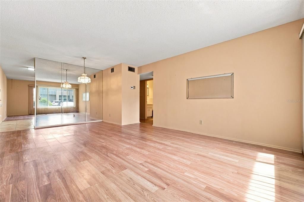 На продажу: $139,900 (2 спален, 2 ванн, 1050 Квадратных фут)
