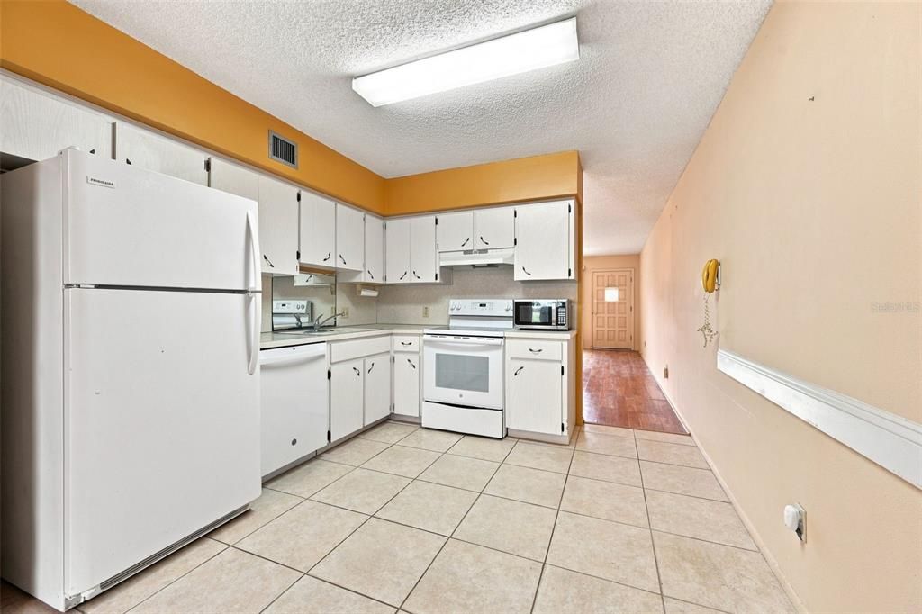 На продажу: $139,900 (2 спален, 2 ванн, 1050 Квадратных фут)