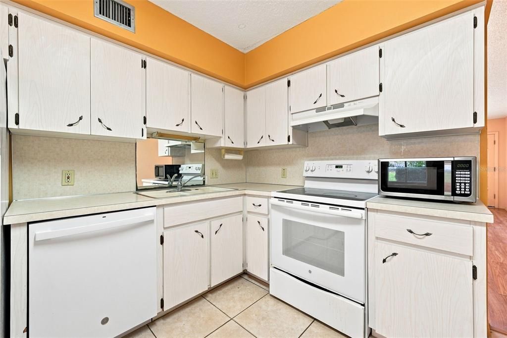 На продажу: $139,900 (2 спален, 2 ванн, 1050 Квадратных фут)