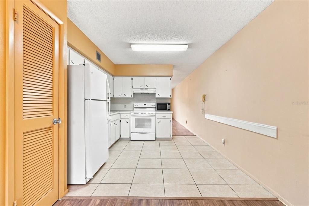 На продажу: $139,900 (2 спален, 2 ванн, 1050 Квадратных фут)