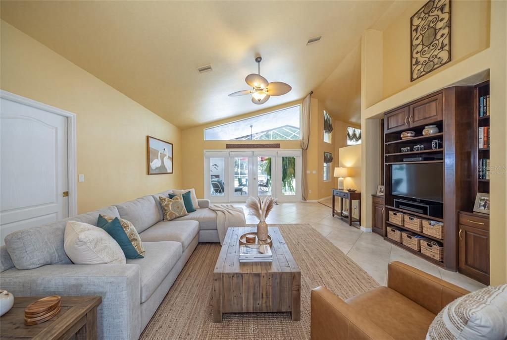 For Sale: $550,000 (4 beds, 2 baths, 2580 Square Feet)