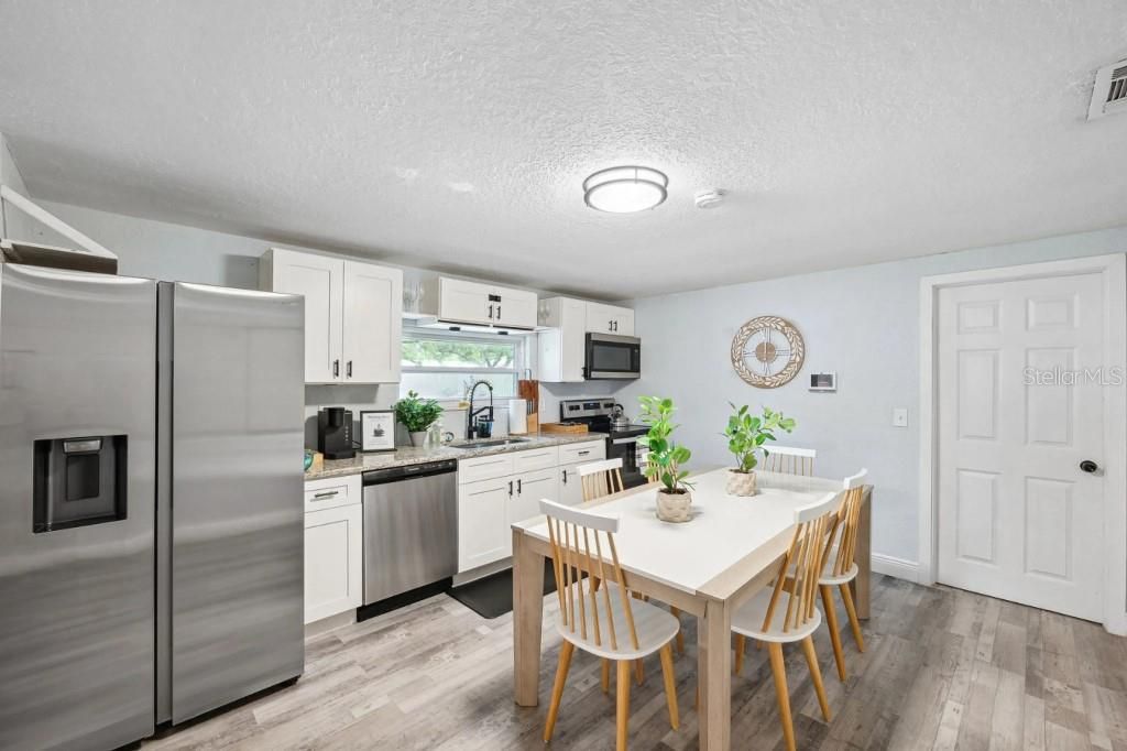 For Sale: $285,000 (3 beds, 2 baths, 1196 Square Feet)