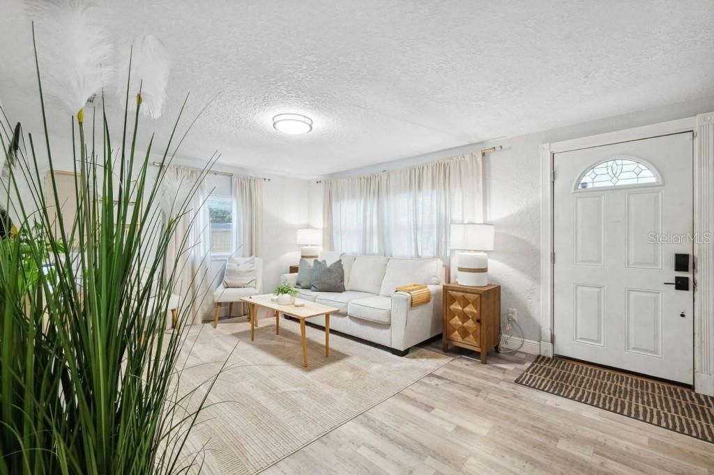 For Sale: $285,000 (3 beds, 2 baths, 1196 Square Feet)