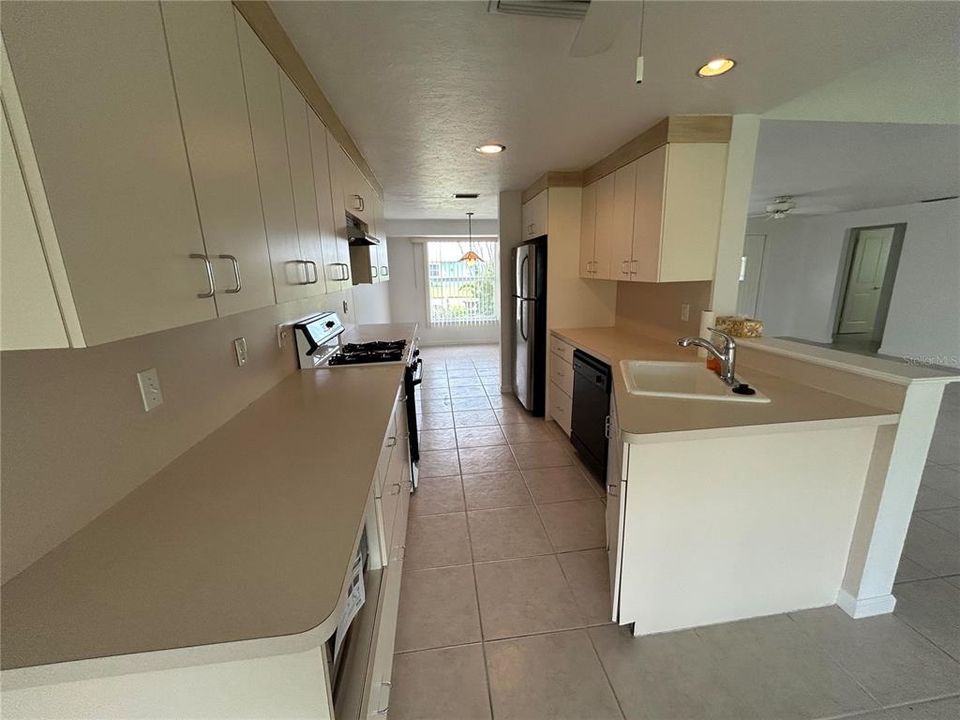 For Rent: $2,800 (2 beds, 2 baths, 1434 Square Feet)