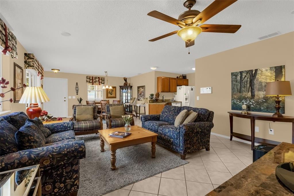 For Sale: $275,000 (2 beds, 2 baths, 1143 Square Feet)