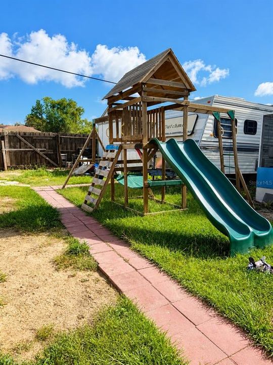 For Sale: $300,000 (3 beds, 2 baths, 1432 Square Feet)
