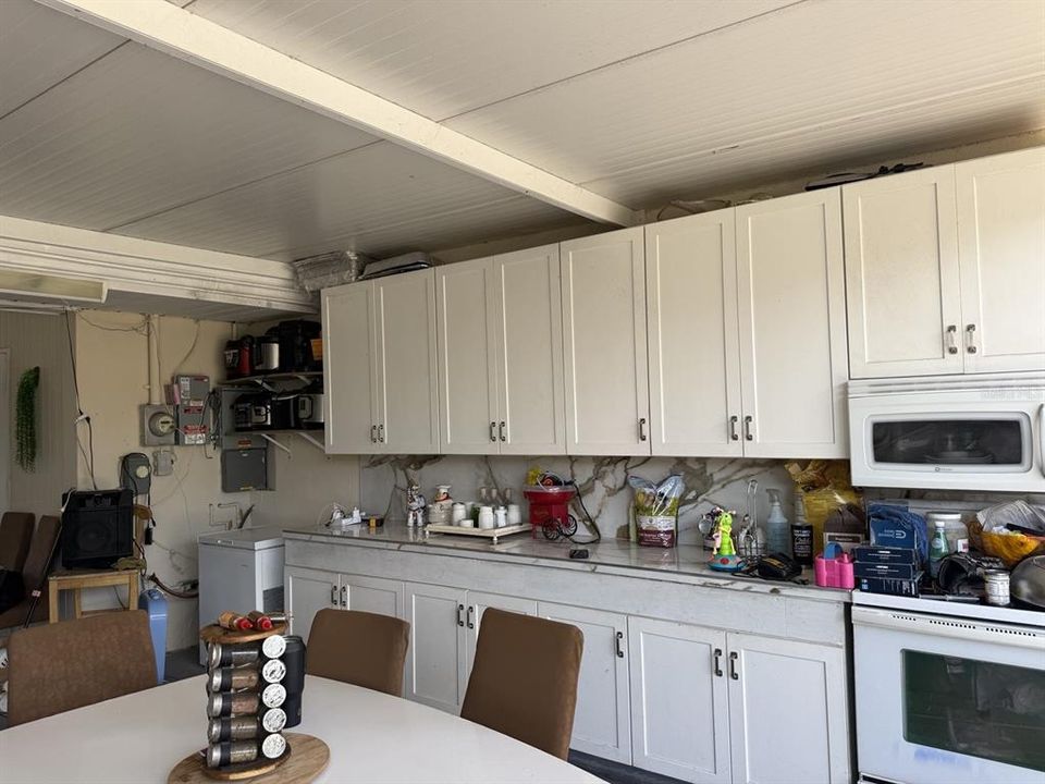 For Sale: $300,000 (3 beds, 2 baths, 1432 Square Feet)