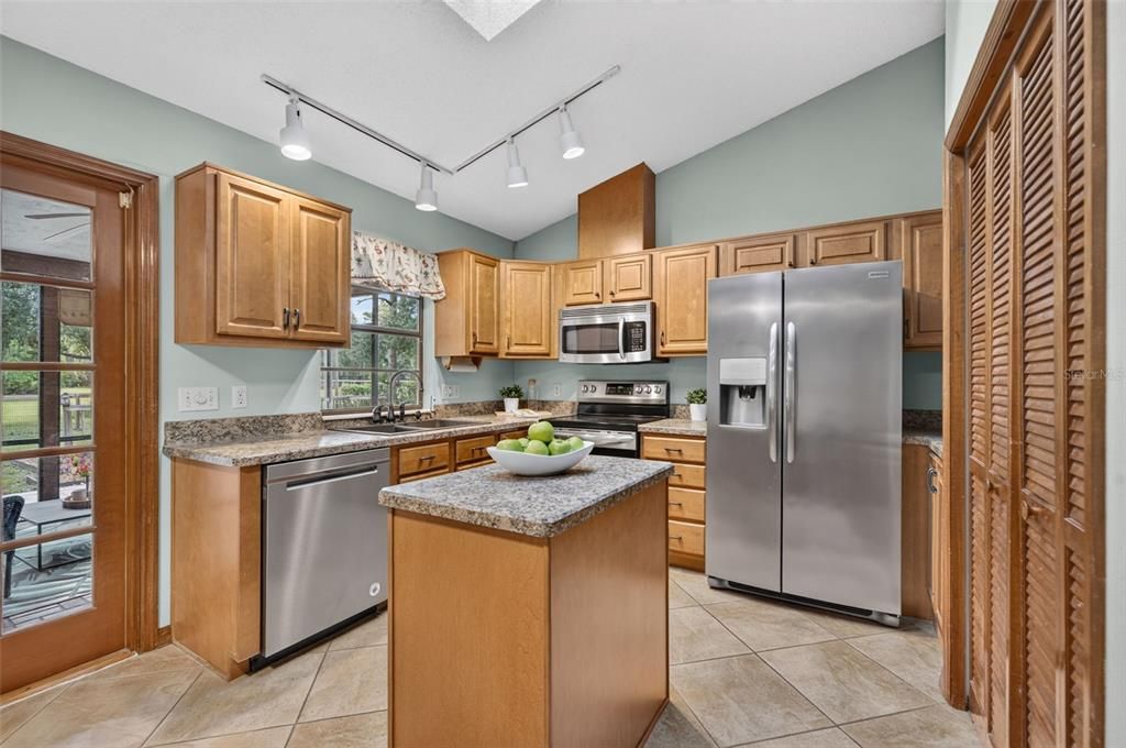 For Sale: $875,000 (3 beds, 2 baths, 2202 Square Feet)
