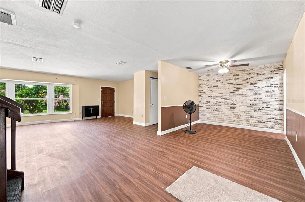 For Sale: $360,000 (4 beds, 3 baths, 2512 Square Feet)