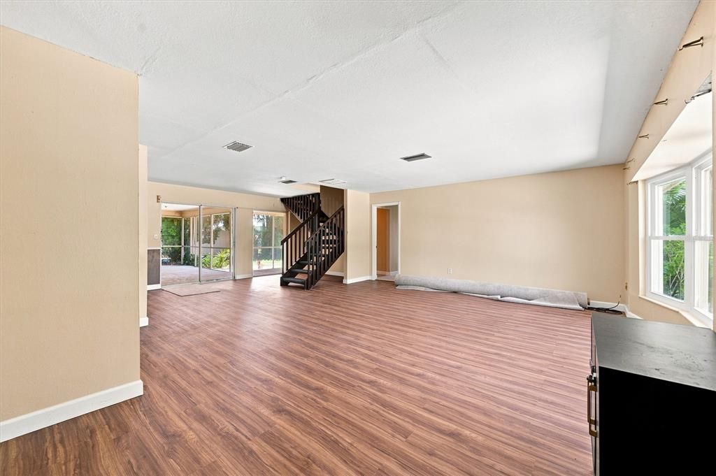 For Sale: $360,000 (4 beds, 3 baths, 2512 Square Feet)