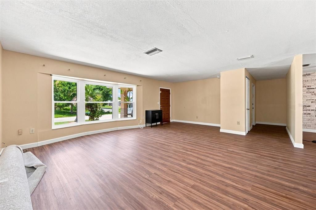 For Sale: $360,000 (4 beds, 3 baths, 2512 Square Feet)