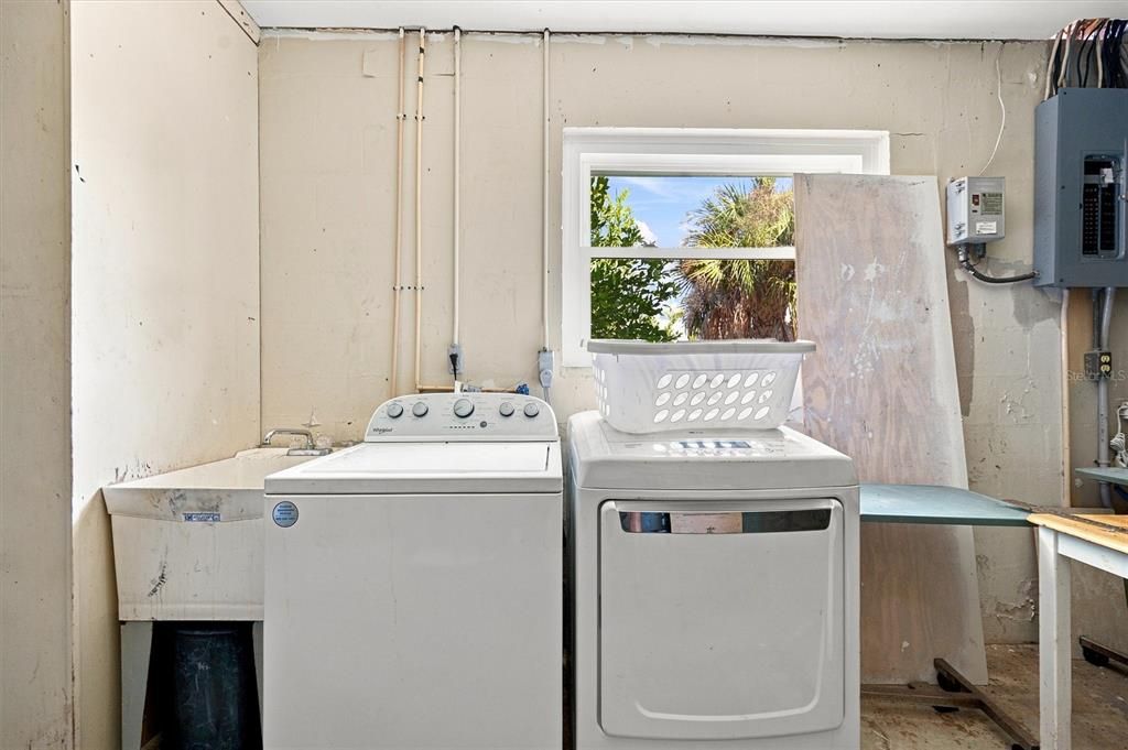 For Sale: $360,000 (4 beds, 3 baths, 2512 Square Feet)