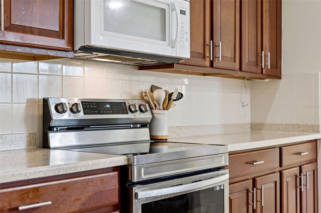 For Sale: $799,900 (6 beds, 5 baths, 4859 Square Feet)