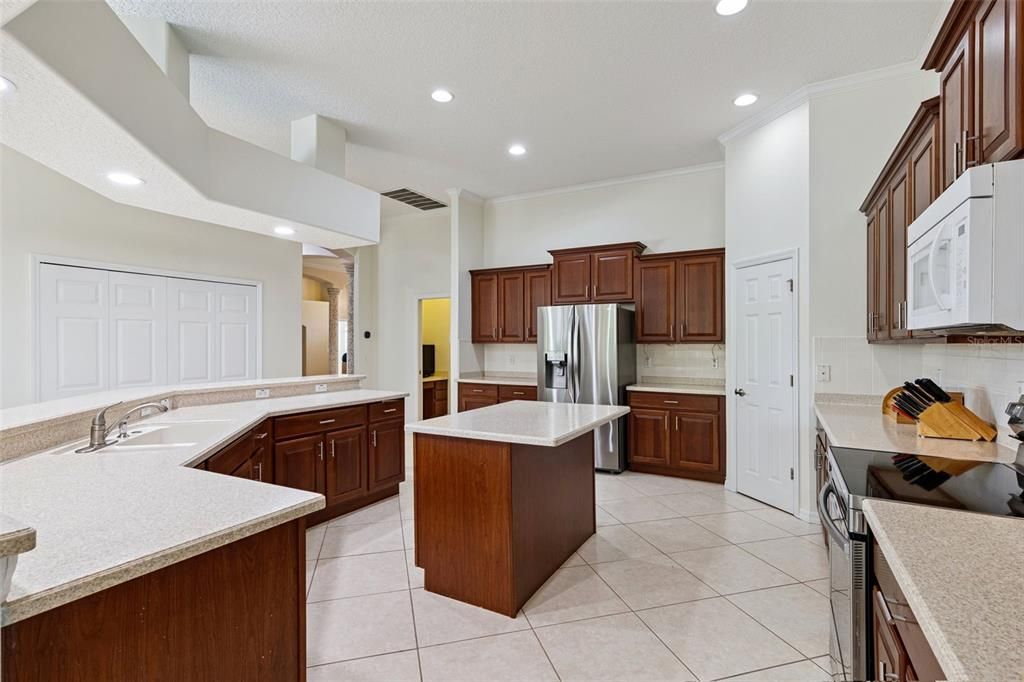 For Sale: $799,900 (6 beds, 5 baths, 4859 Square Feet)