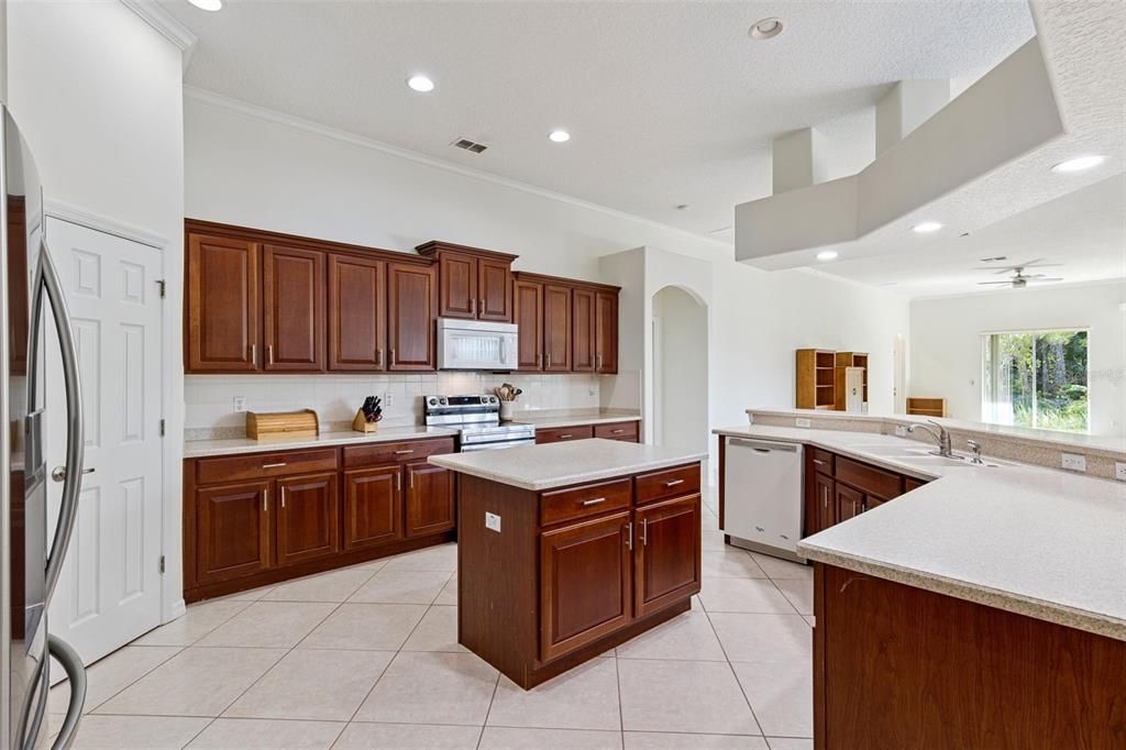 For Sale: $799,900 (6 beds, 5 baths, 4859 Square Feet)