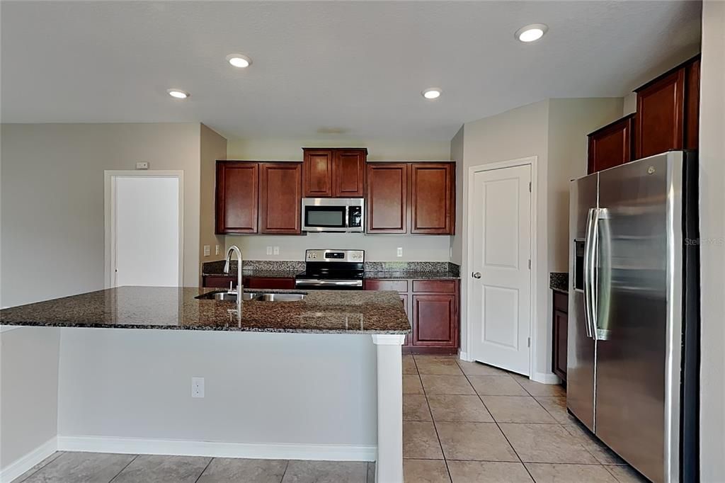 For Rent: $2,239 (4 beds, 2 baths, 1870 Square Feet)